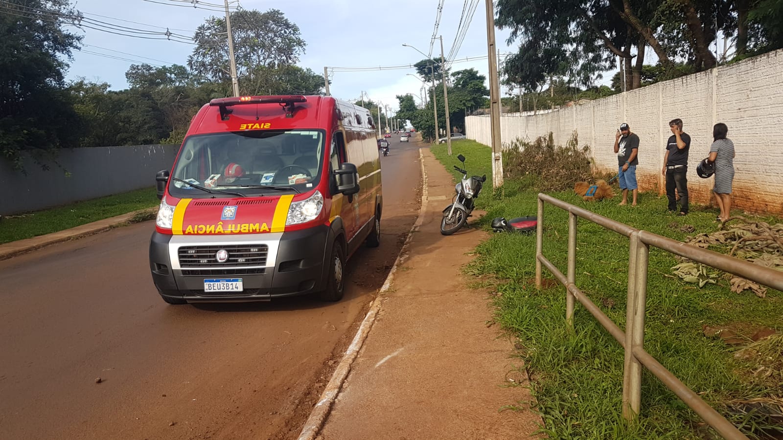 Mãe e filha ficam feridas após cair de moto