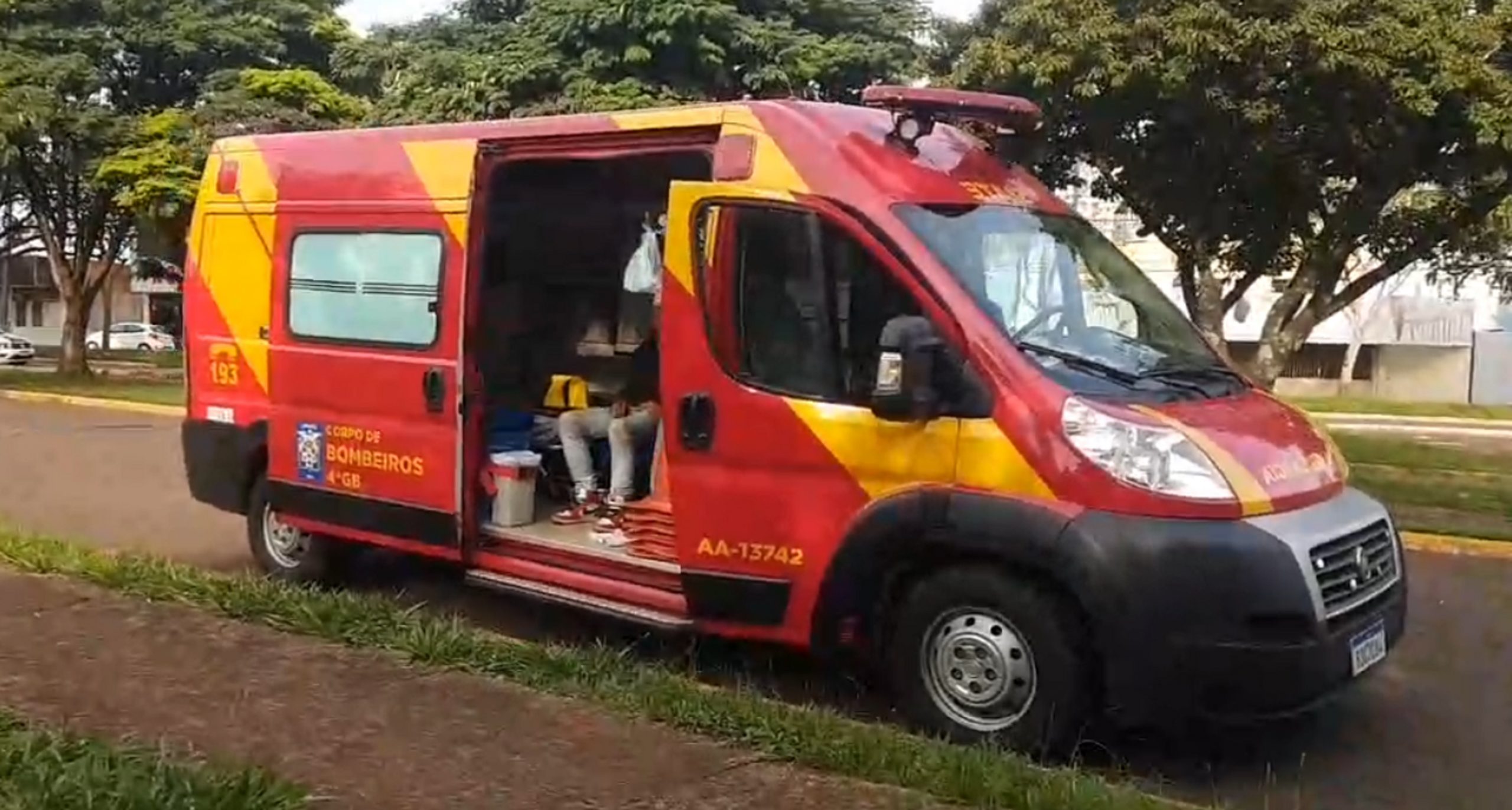 Em briga entre moradores de rua, um recebeu uma paulada na cabeça e Corpo de Bombeiros foi acionado
