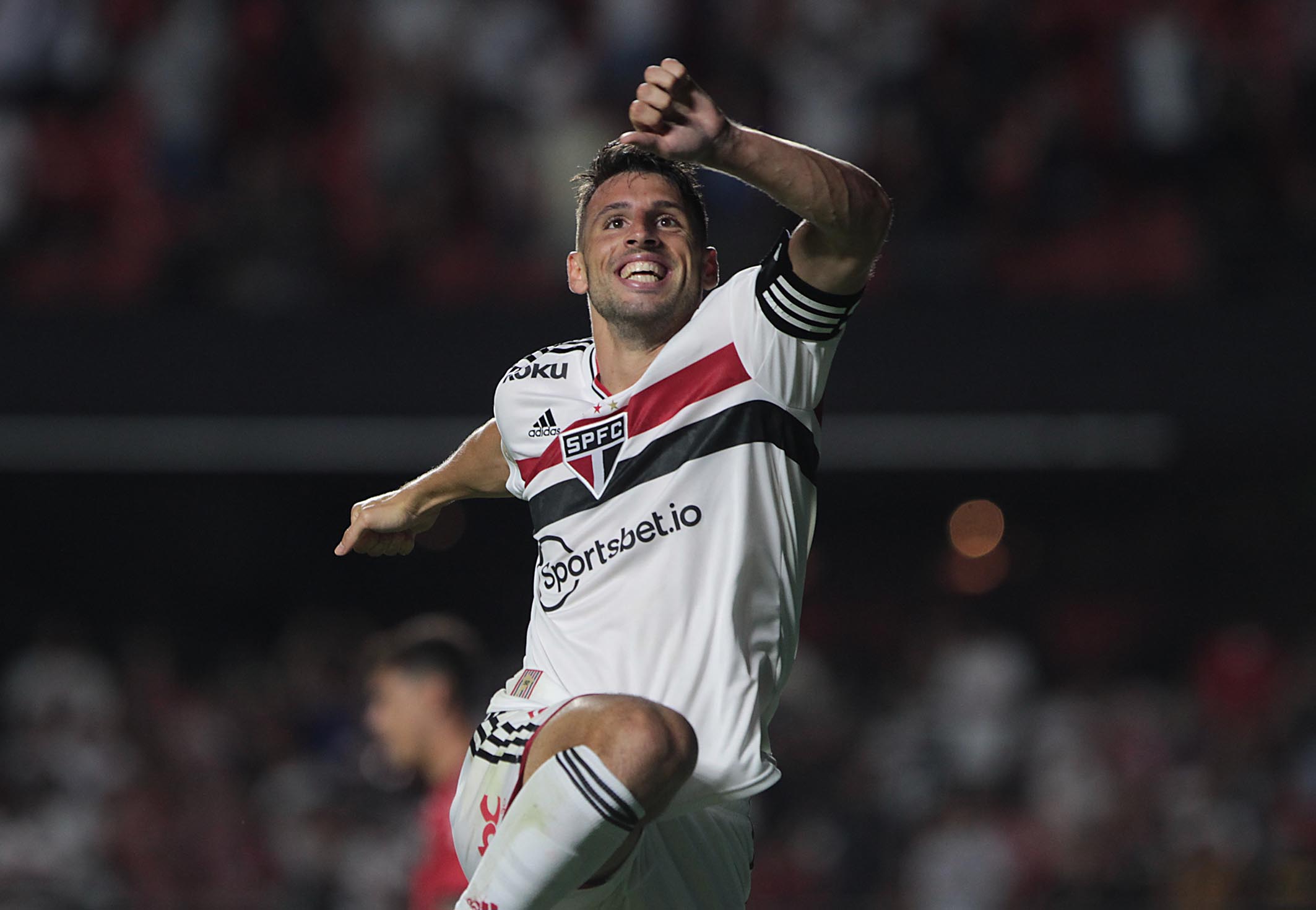Tricolor goleia o Athletico Paranaense na estreia do Brasileirão