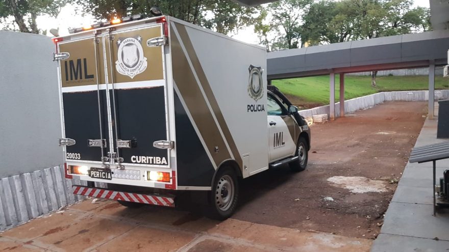Corpo de mulher encontrada morta em Guaporé dentro de residência é trazido ao IML de Cascavel