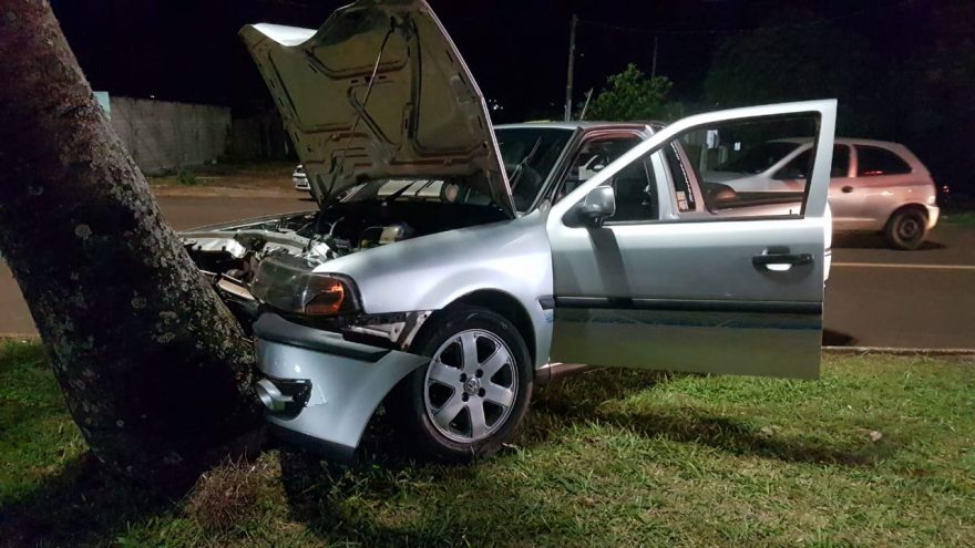 Saveiro colide com árvore no canteiro central da Avenida Brasil