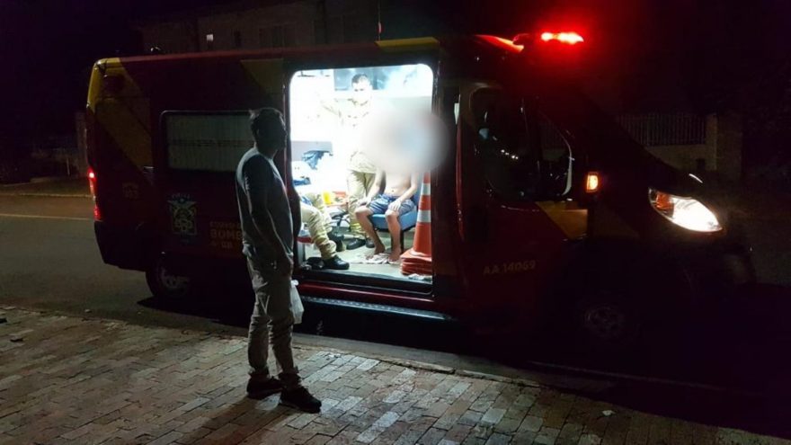 Jovem da soco em espelho e fica ferido; socorristas foram acionados