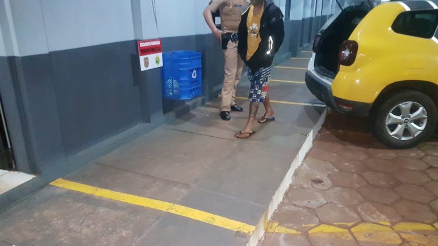 Jovem é detido após quebrar vidro de loja com pedrada na Av. Carlos Gomes