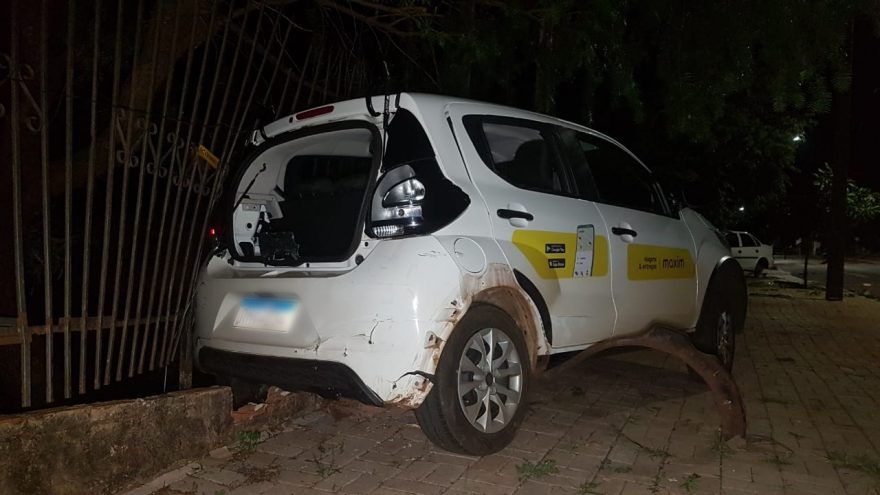 Condutor perde controle de carro de aplicativo, atinge veículo estacionado e também um muro de residência no Santa Cruz