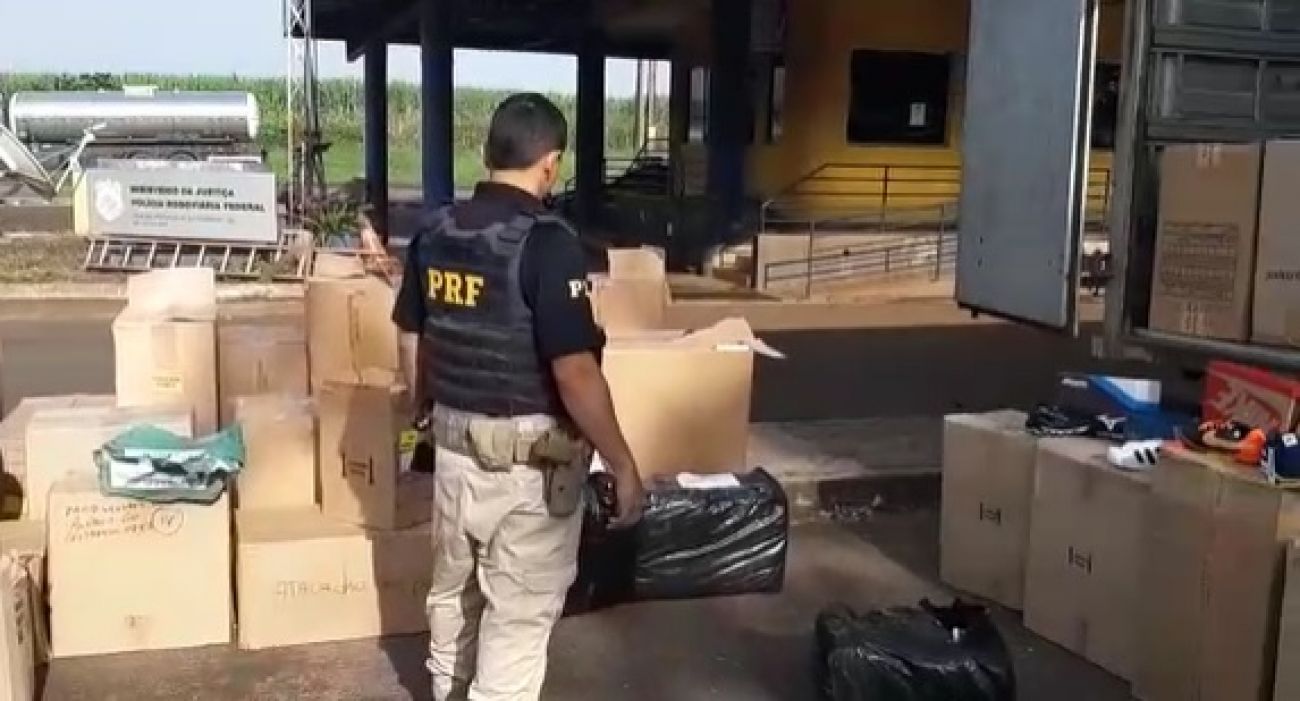 PRF apreende um caminhão que transportava produtos falsificados