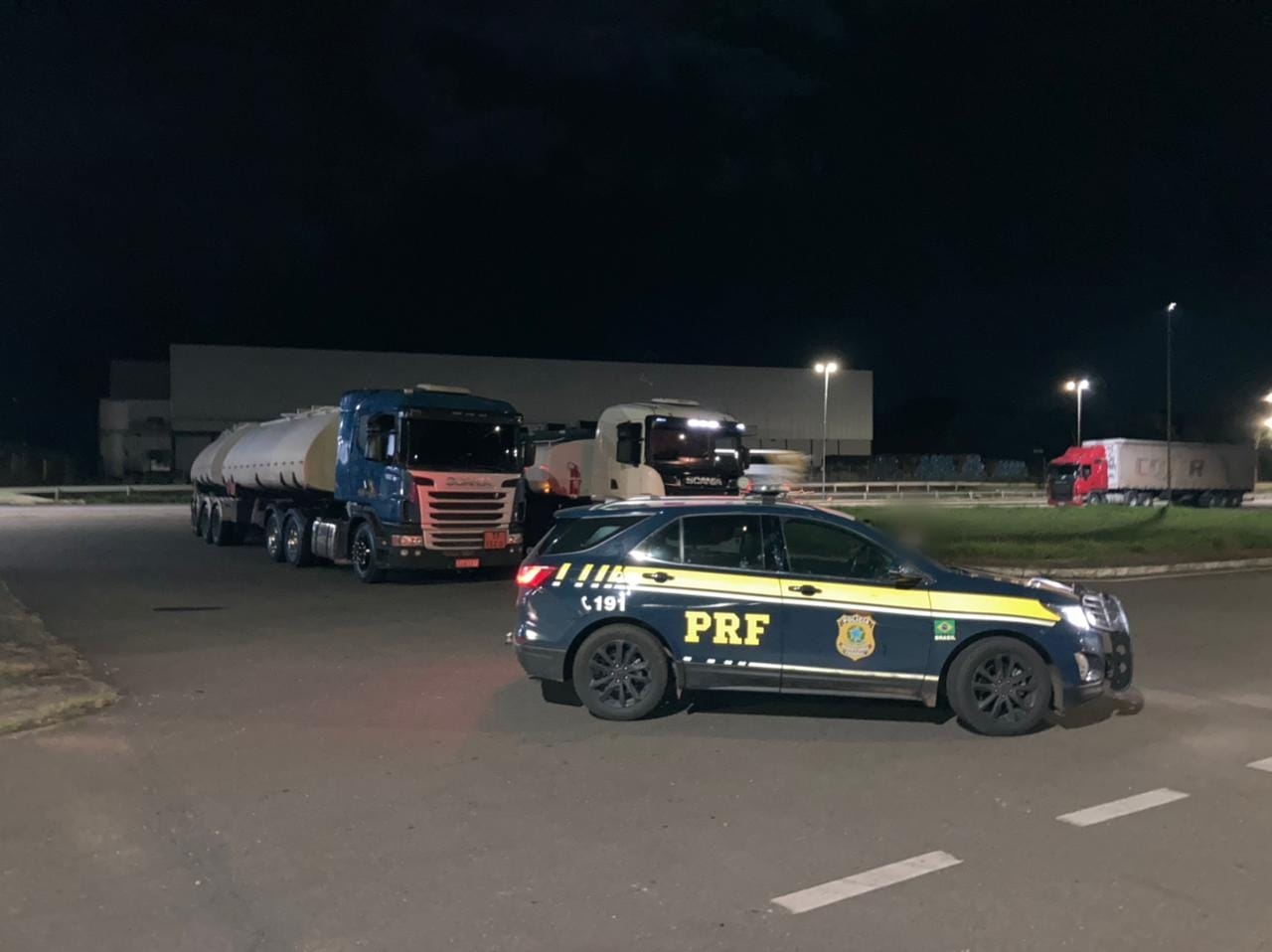 PRF flagra duas carretas de SP transportando etanol, sem documentação fiscal, para postos na capital mineira