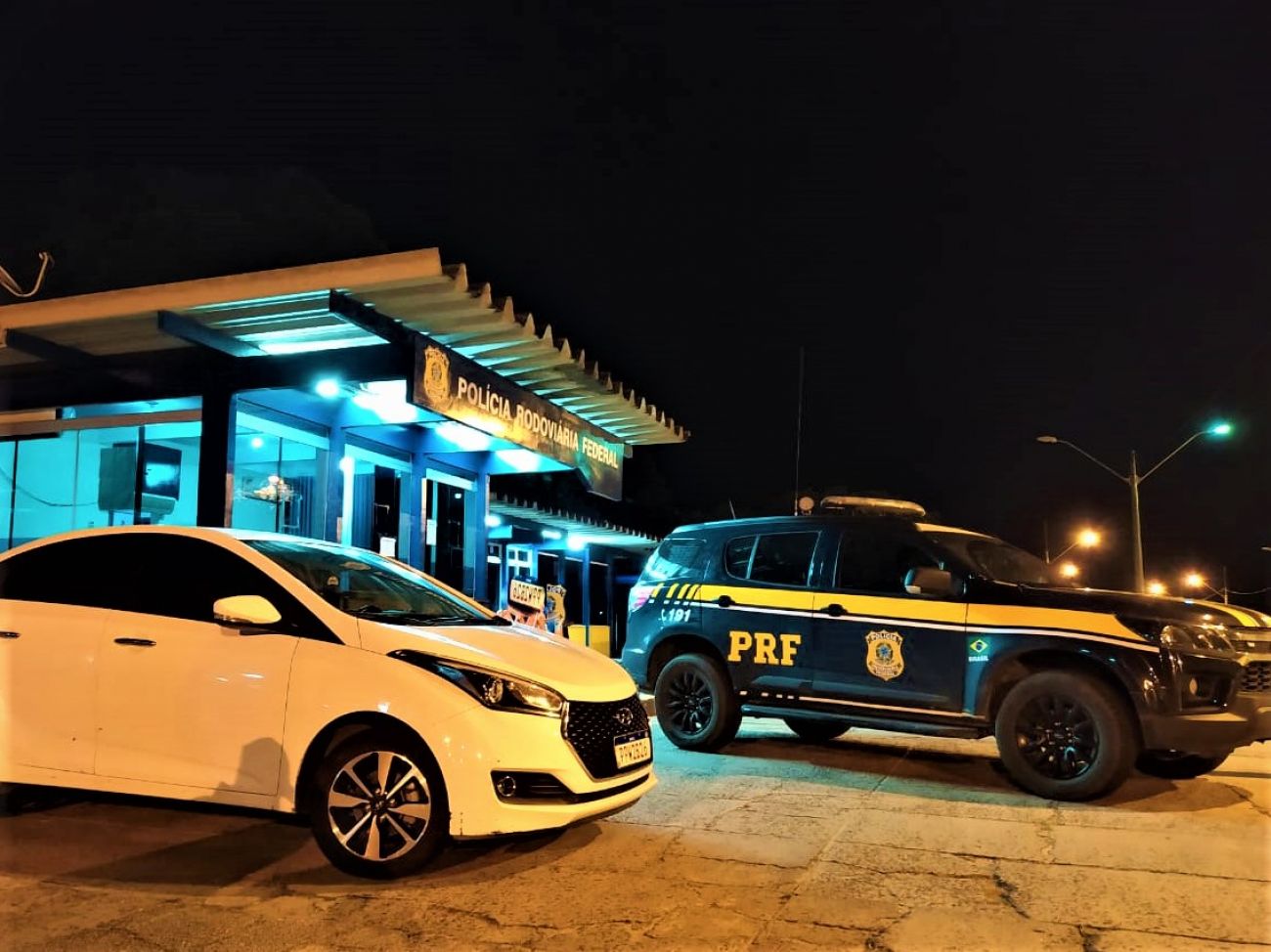 Após flagrar carro transitando com excesso de passageiros, PRF recupera Hb20 roubado e prende motorista por receptação