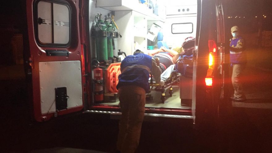 Motociclista de 27 anos fica ferida ao colidir moto em van na Rua Paranaguá no Bairro São Cristóvão