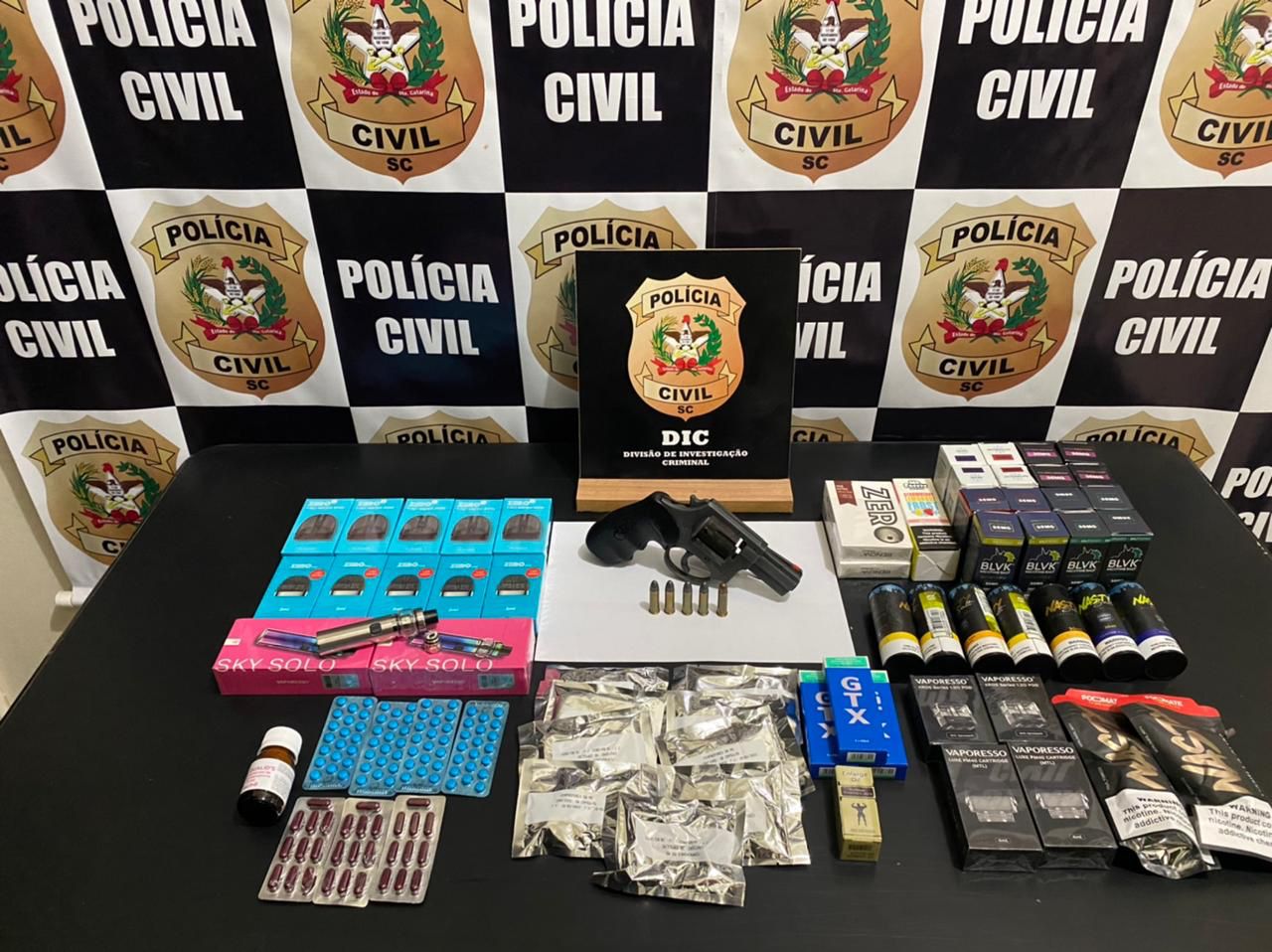 Polícia Civil efetua prisões por porte ilegal de arma de fogo e contrabando em Blumenau
