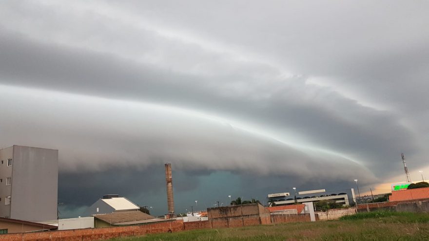 Chegada de nuvens carregadas assustam moradores de Cascavel