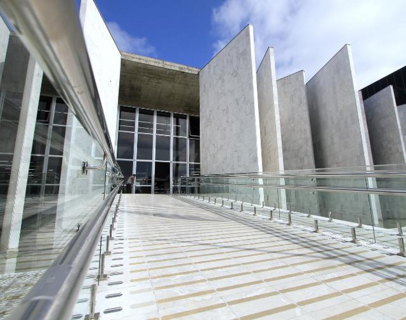 TCE-PR suspende licitação de Altônia para compra de pá carregadeira sobre rodas