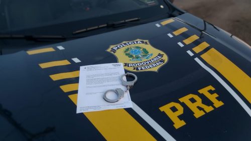 PRF prende homem que possuía em seu desfavor dois mandados de prisão. Imagem referente a PRF prende homem que possuía em seu desfavor dois mandados de prisão.