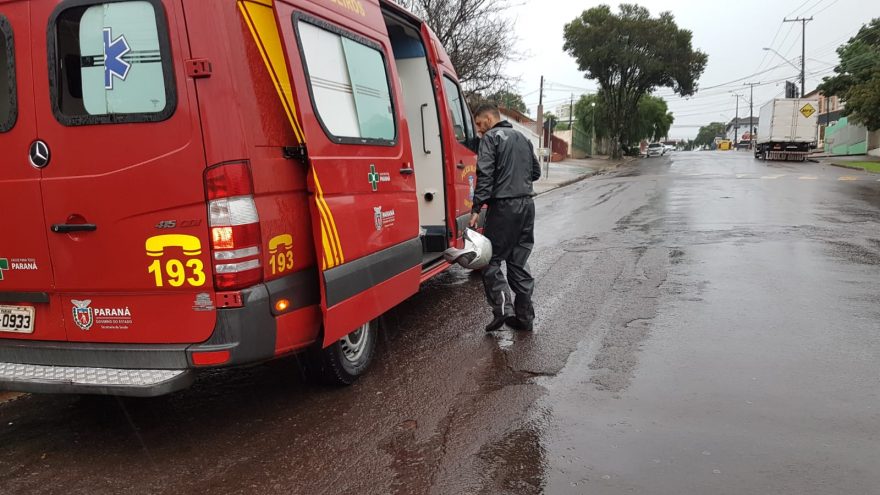 Homem se corta com vidro do retrovisor de moto e precisa ser socorrido pelo Siate
