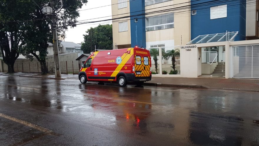 Mulher de 65 anos tem lesão na perna e é socorrida em edifício no Centro