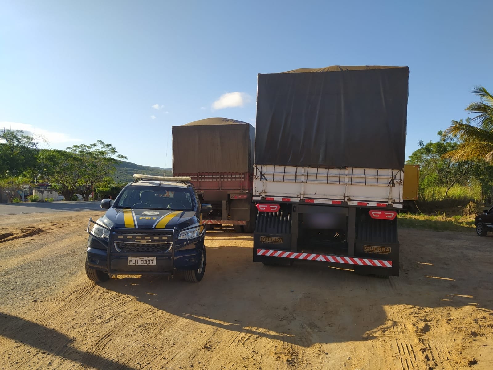 Em Seabra (BA), PRF apreende aproximadamente um milhão de peças de vestuários sendo transportadas de forma irregular