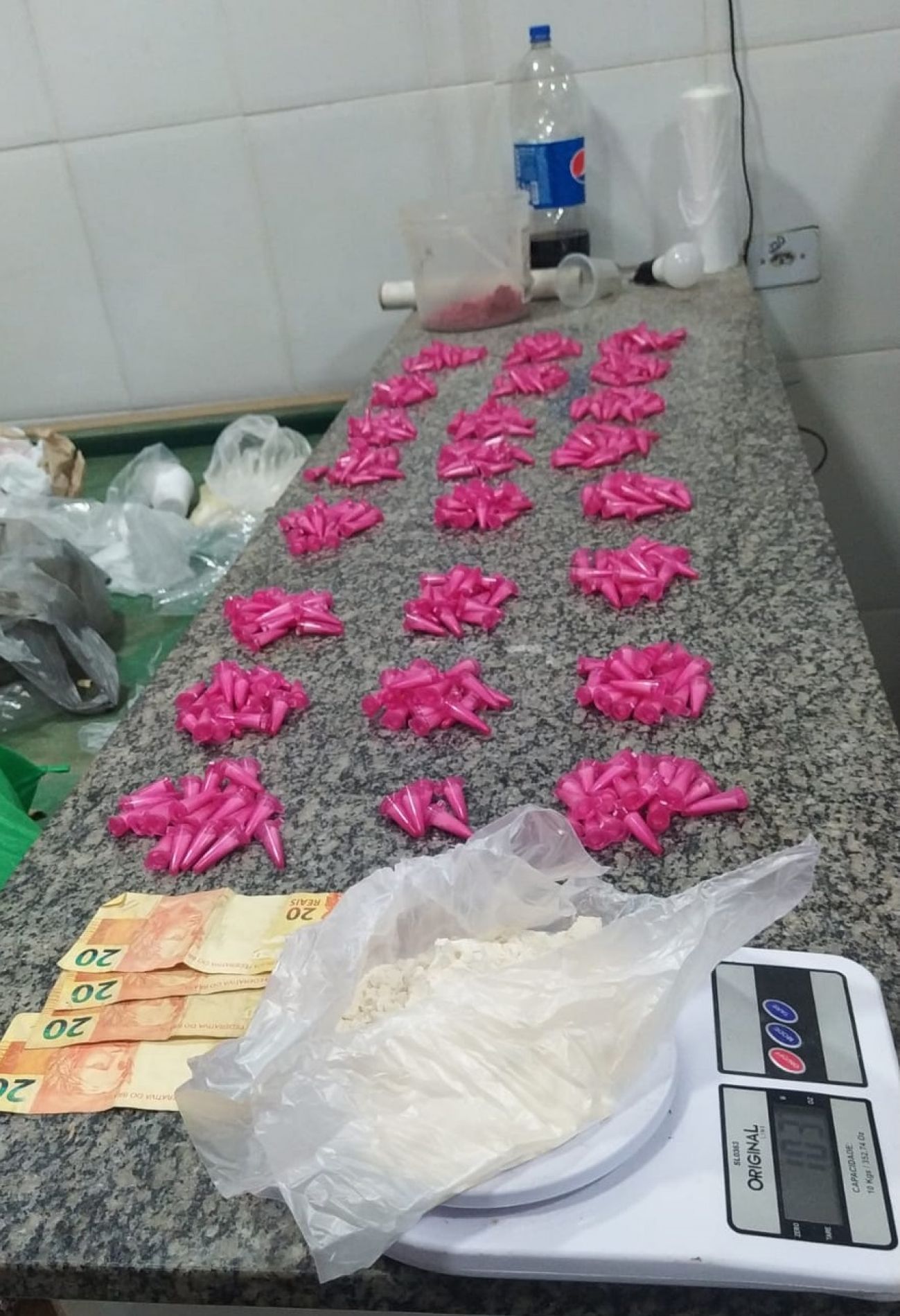 5º Baep prende homem que embalava drogas em imóvel abandonado
