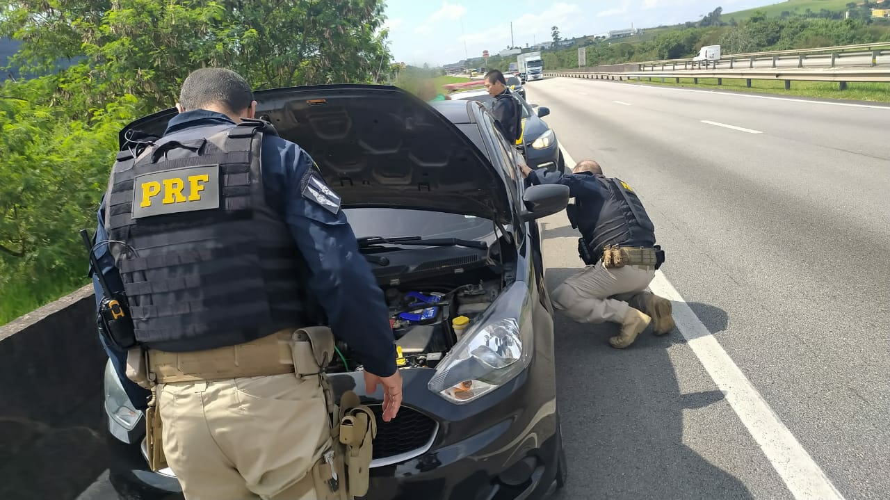 Em São Paulo, PRF prende dupla em carro clonado e liberta vítimas de roubo