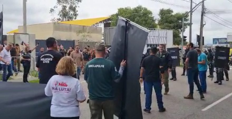 Polícia vs Polícia: Manifestação contra Governo do Estado tem confusão generalizada entre servidores