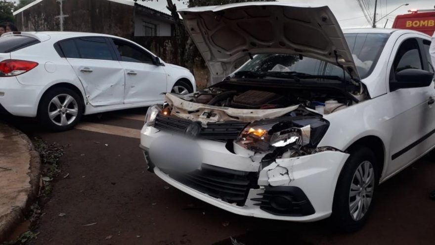 Colisão deixa Cruze e Gol danificados na Avenida das Pombas