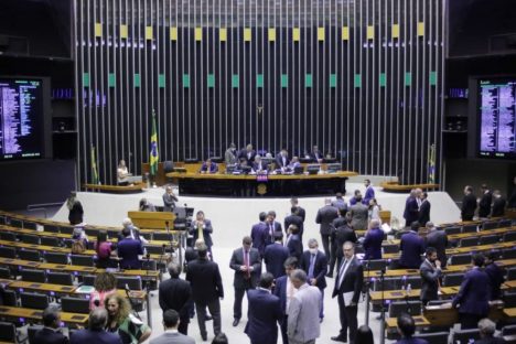 Câmara aprova em 1º turno proposta sobre investimento em educação; acompanhe Imagem referente a Câmara aprova em 1º turno proposta sobre investimento em educação; acompanhe