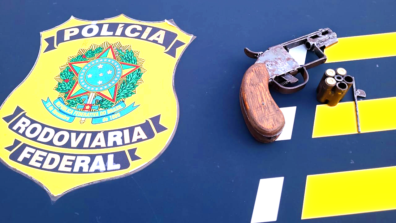 EM DUAS OCORRÊNCIAS AO MESMO TEMPO, PRF (CE) PRENDE INDIVÍDUO QUE TENTOU FUGIR DURANTE UMA FISCALIZAÇÃO E AINDA PRENDE MAIS DOIS OUTROS INDIVÍDUOS QUE TINHAM ACABADO DE PRATICAR ASSALTO