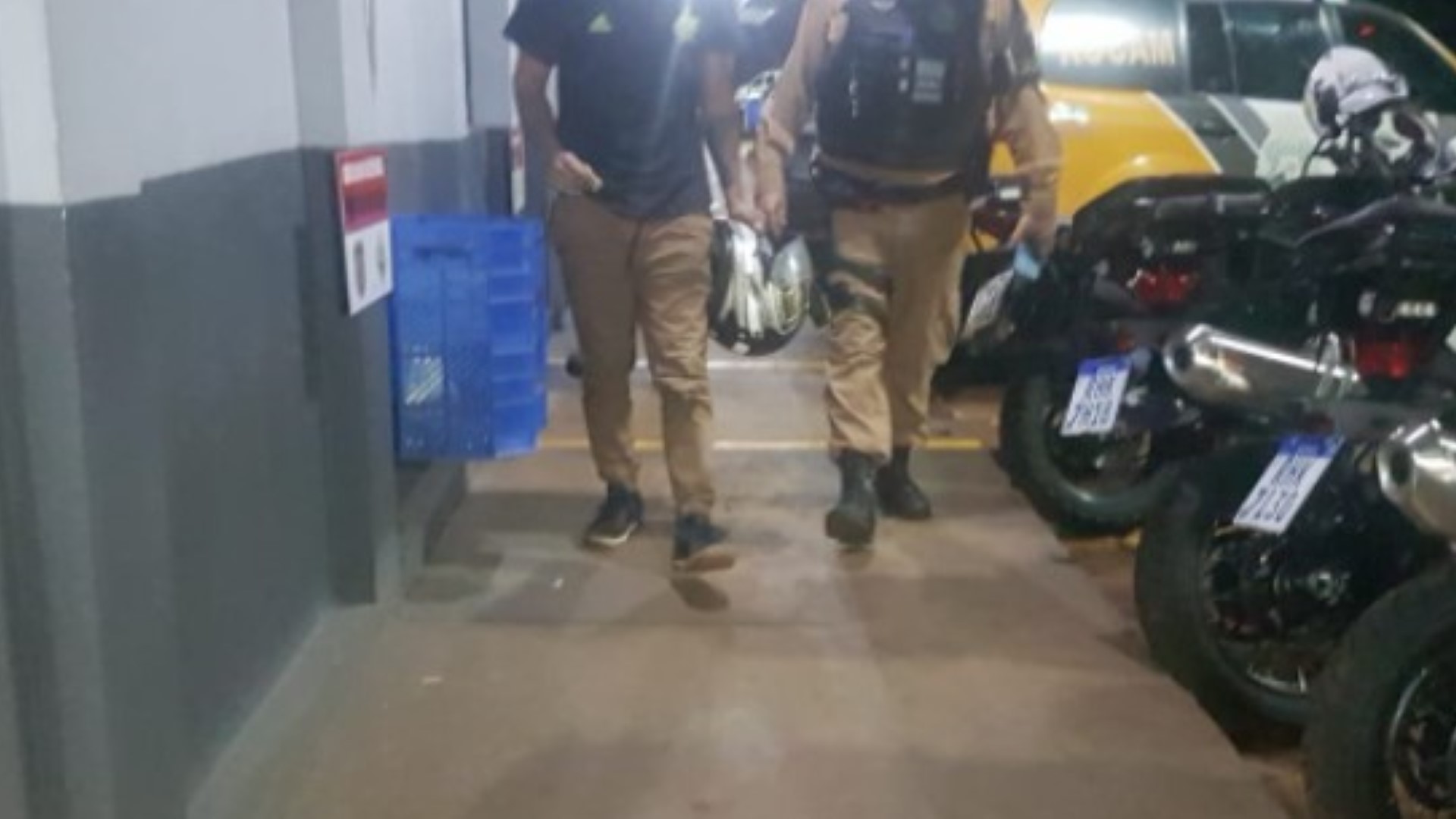 Indivíduo foge de operação de trânsito mas é detido pela PM portando 40 buchas de cocaína