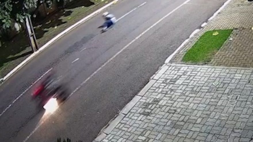 Motocicleta é arrastada para longe do piloto após queda na Região do Lago; veja vídeo