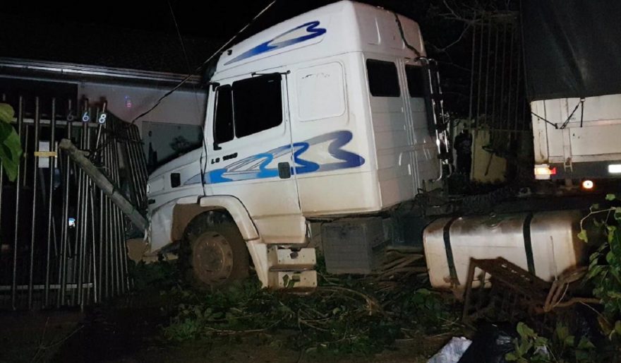 Carreta perde freio e invade residência no Morumbi; Bombeiros são acionados para evitarem possível explosão
