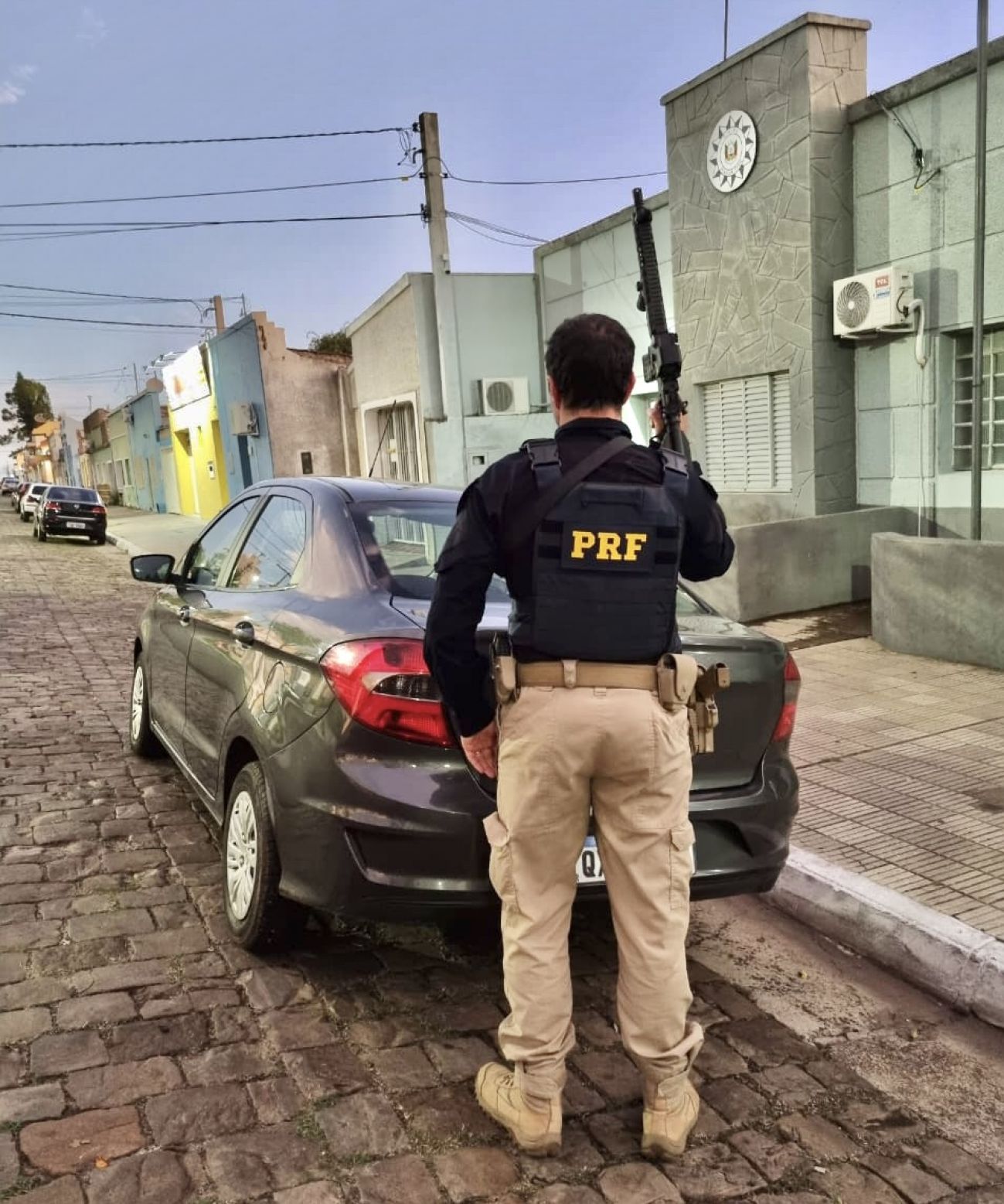 PRF prende família uruguaia com carro roubado no Brasil