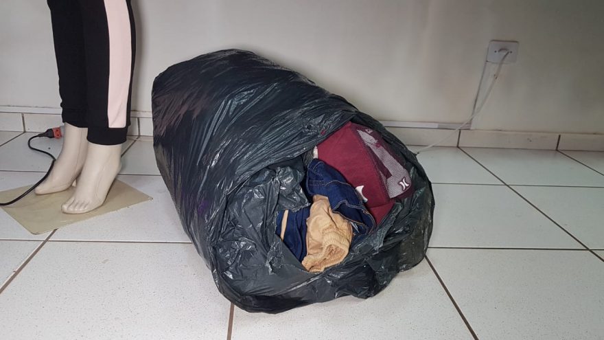 Chuva não amedronta ladrão e mais uma loja de roupas é arrombada; produtos foram recuperados