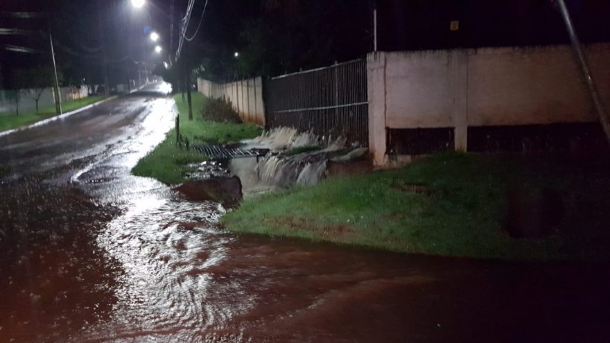 Rua Maracaí volta a ficar alagada durante enxurrada
