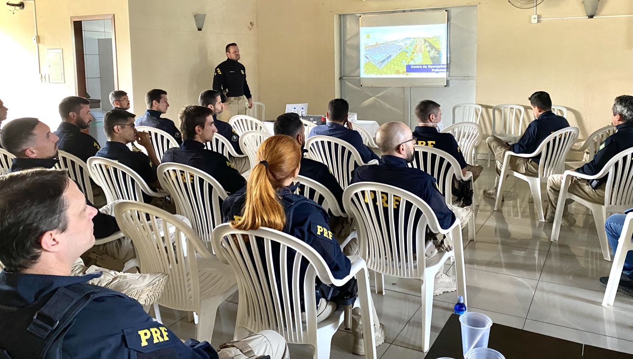 Gestão da PRF no RS realiza reunião com o efetivo da Delegacia em Porto Alegre