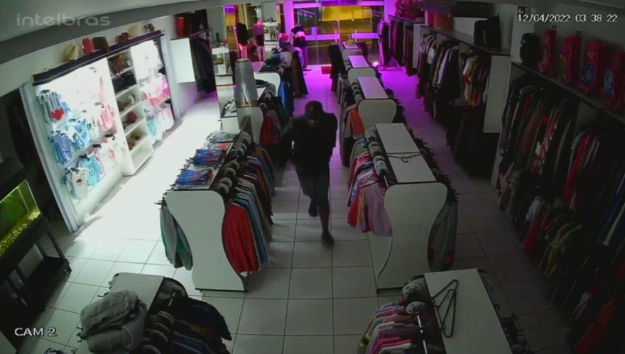 Câmeras de segurança flagram ação criminosa em loja de roupas no Centro