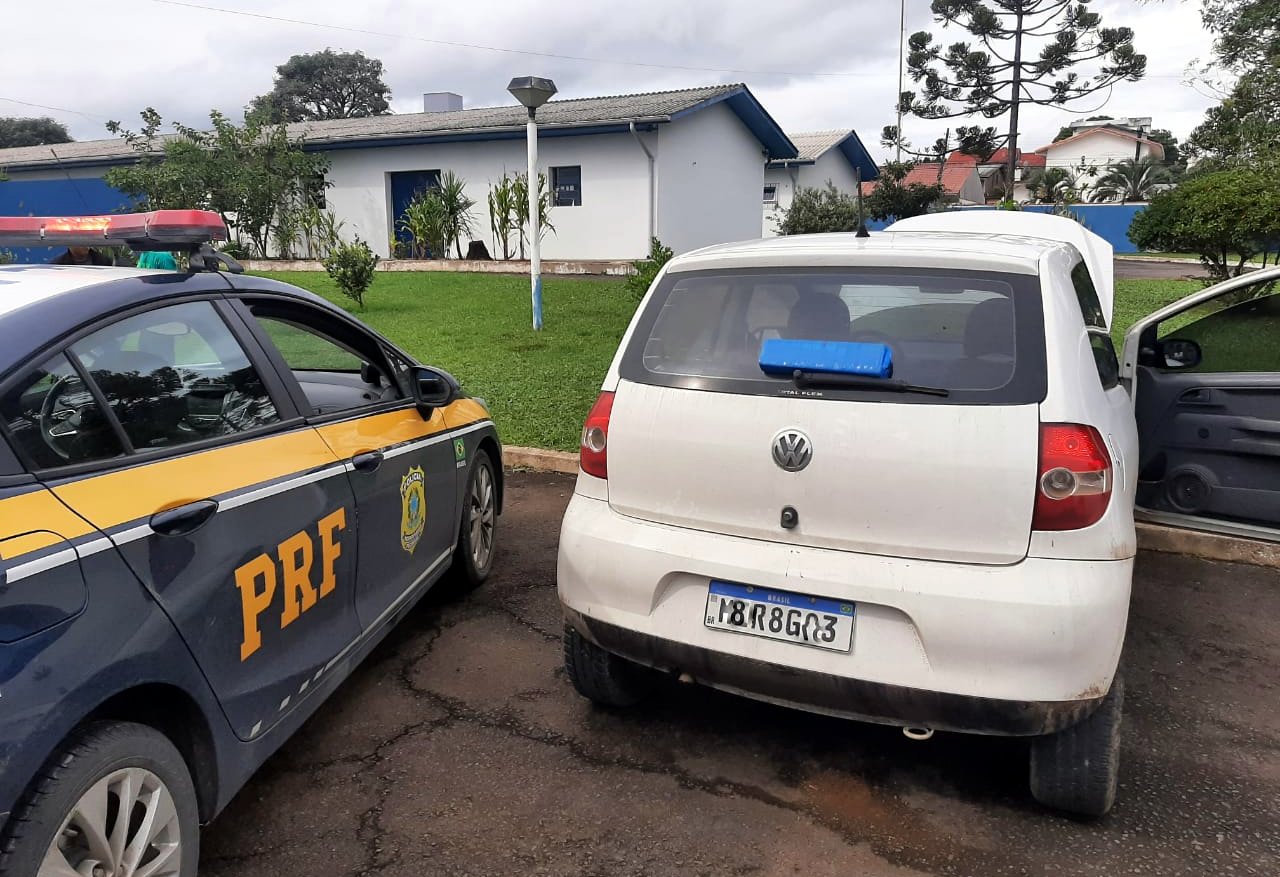 PRF recupera carro roubado que circulava clonado e apreende maconha na BR 282 em Lages