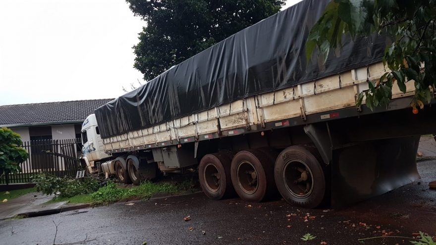 Caminhão desgovernado: Com a luz do dia é possível notar rastro de destruição