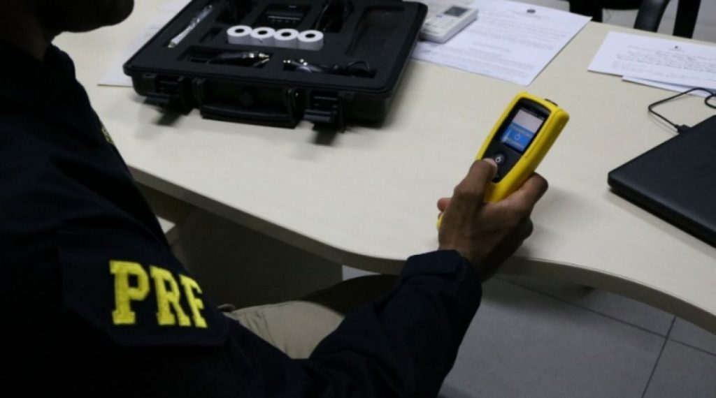 Em Jaicós, motorista embriagado e transitando sem capacete é preso pela PRF na BR 407