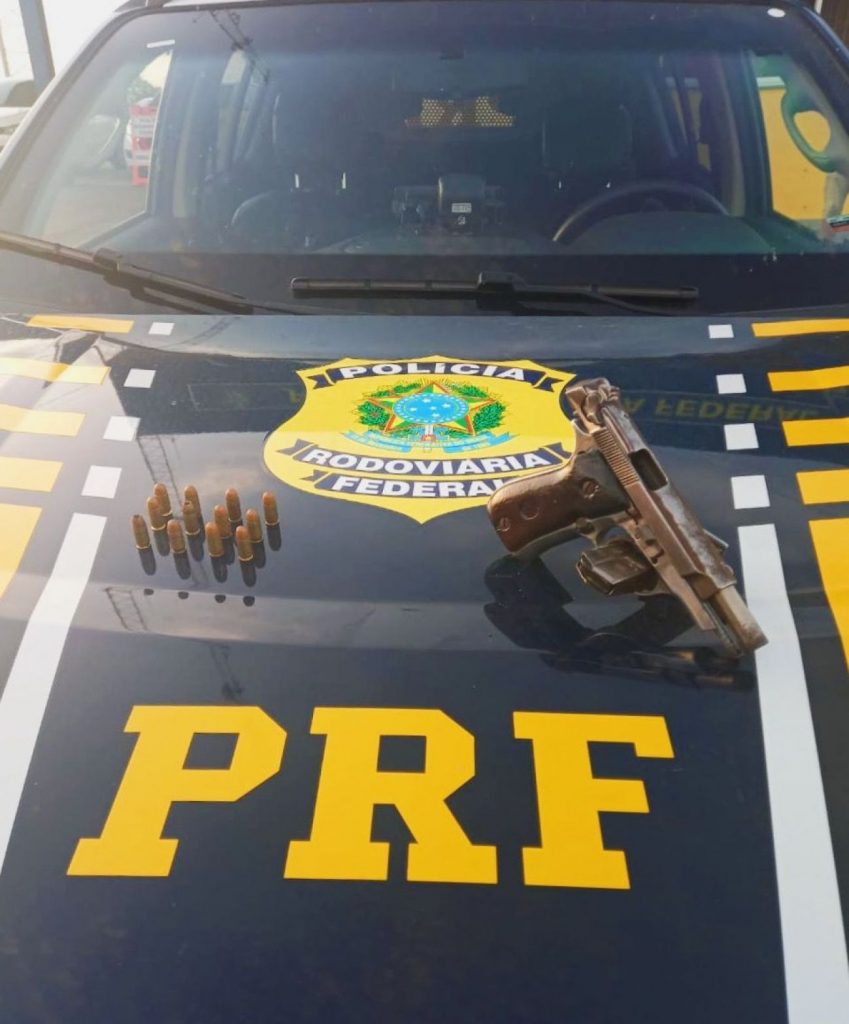 PRF apreende arma de fogo e 12 munições na BR 174