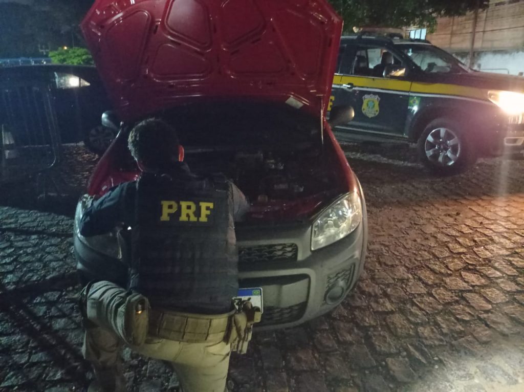 PRF cumpre um mandado de prisão e recupera mais um veículo roubado no RN