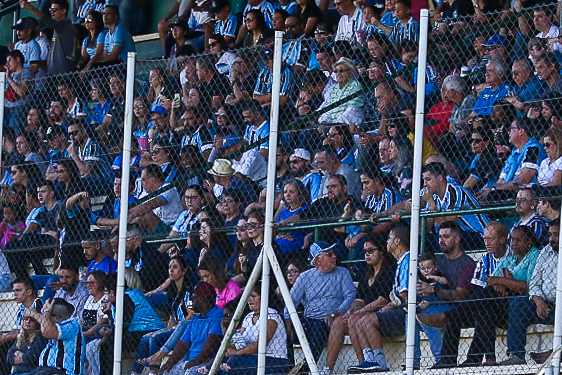 Gurias Gremistas recebem torcida na partida contra Esmac-PA, pelo Brasileirão 