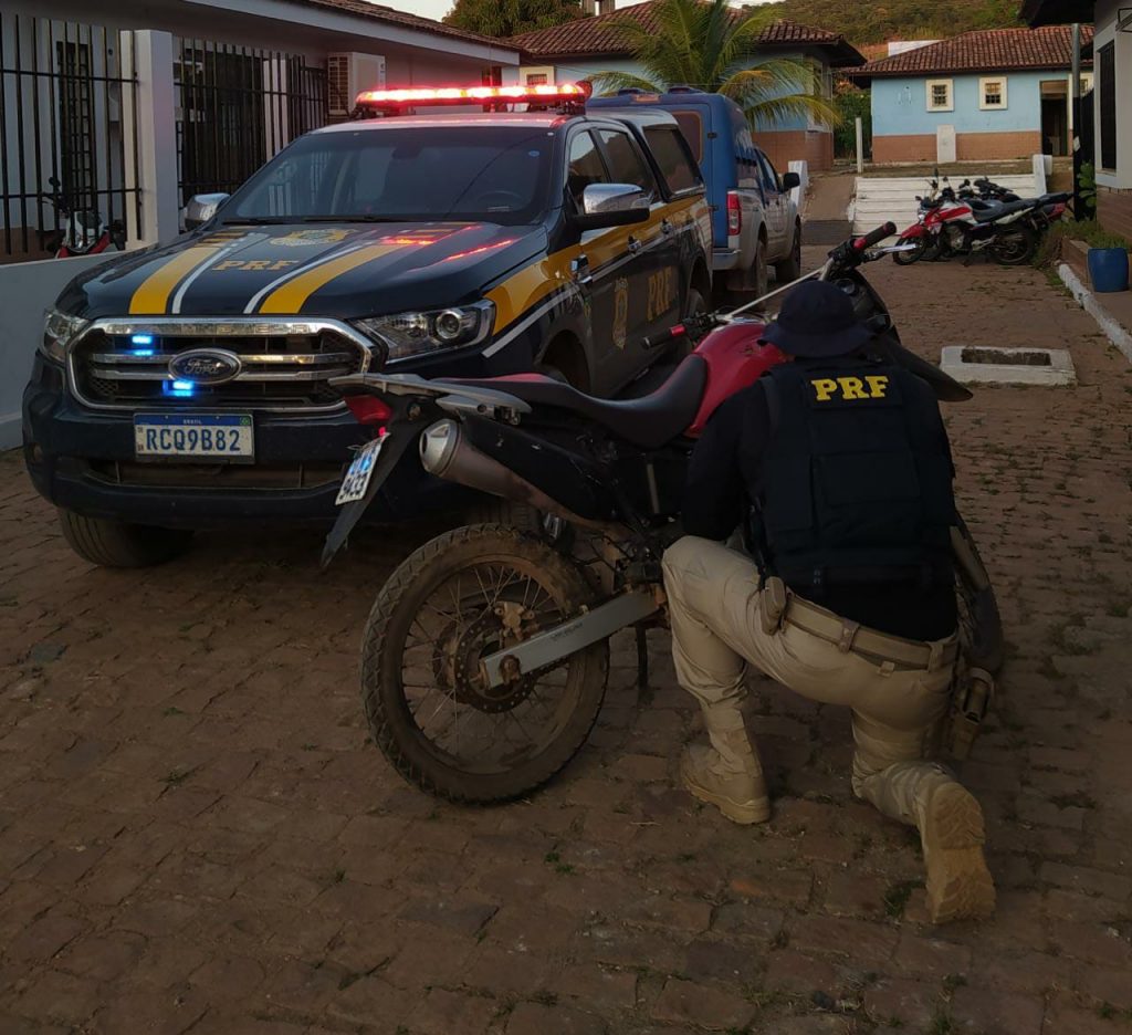 Em Barreiras (BA), PRF apreende motocicleta clonada