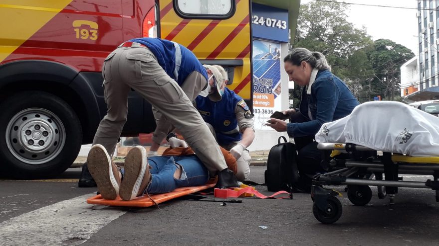 Jovem de 21 anos fica ferida ao cair de moto na Região Central