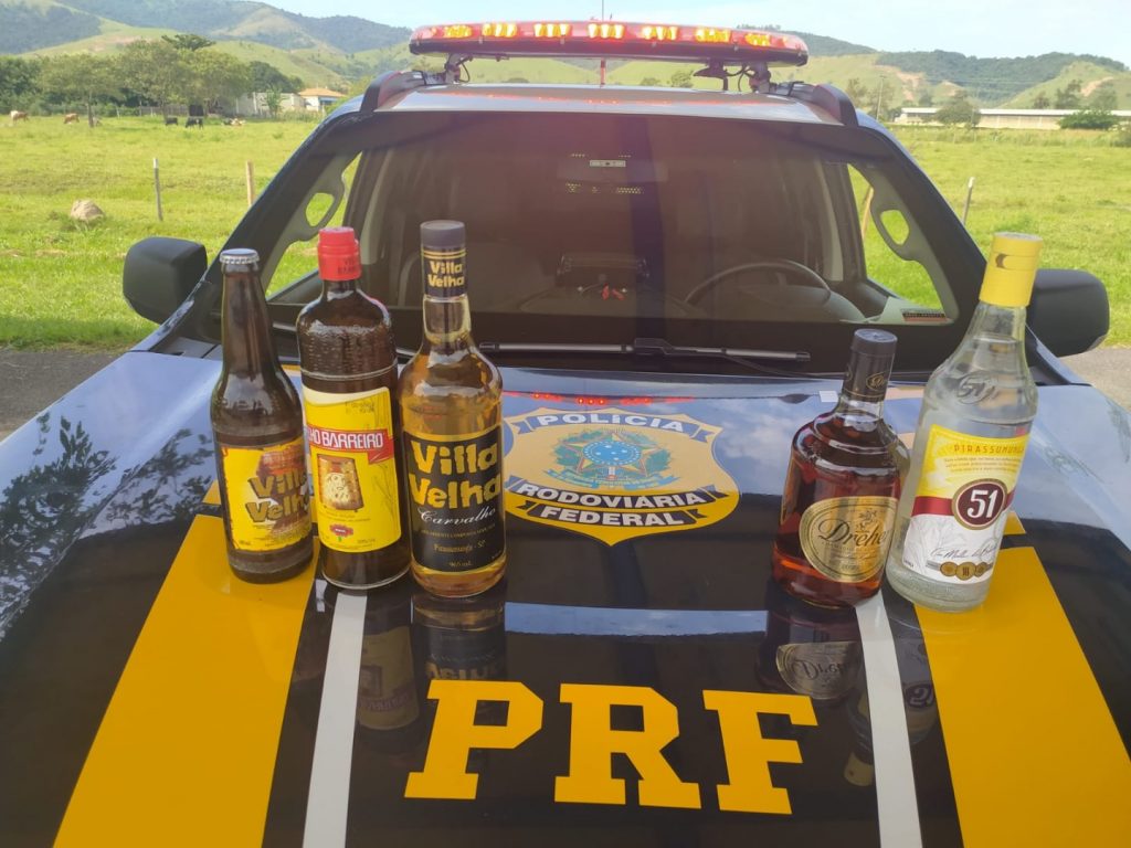 Em São Paulo, PRF aprende mais de 3.400 garrafas de bebidas com notas adulteradas