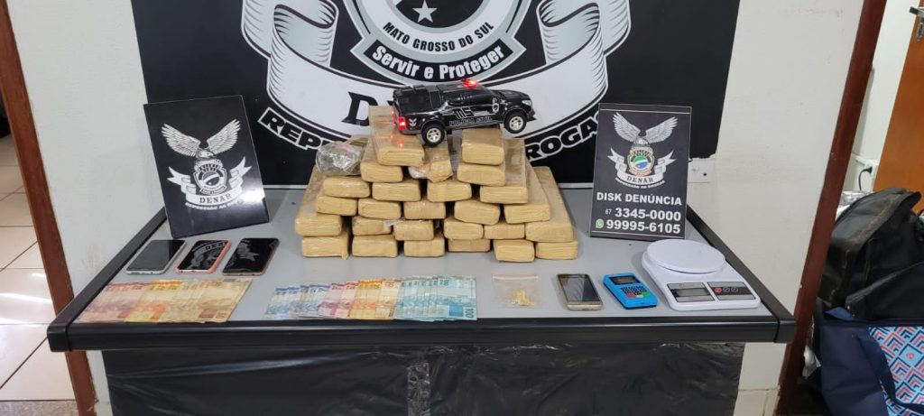 Polícia Civil prende distribuidor de drogas e dupla que estava adquirindo entorpecente