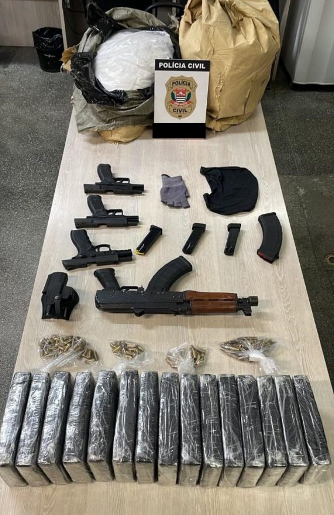 Fuzil AK-47, pistolas e 15 tijolos de cocaína são apreendidos em galpão na zona leste