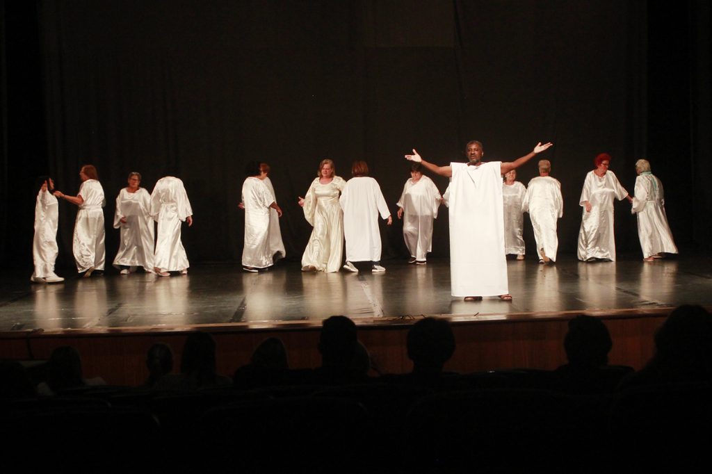 Toledo – Idosos do Certi encantam o público com o musical “Paz e Amor em Cristo”