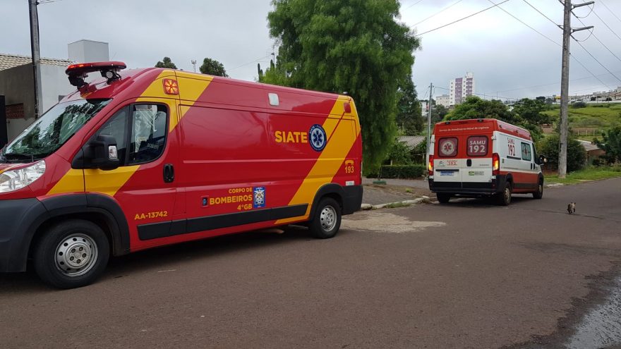 Mulher tem suspeita de fratura no pé após cair em residência na Rua Pernambuco