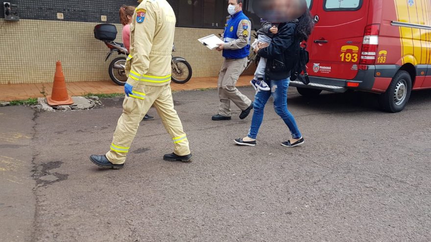 Menino de três anos é socorrido após sofrer queda em calçada