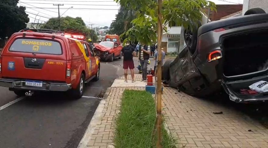 Colisão seguida de capotamento é registrada no cruzamento das Ruas Manoel Ribas e Maranhão