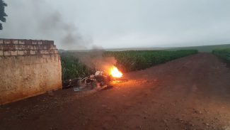 Moto utilizada em homicídio é encontrada em chamas em Espigão Azul