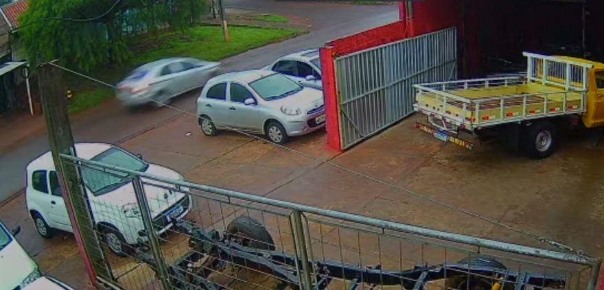 Câmera registra vítima e suposto assassino minutos antes de homicídio